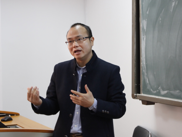 （覃琮老师在作学术报告）